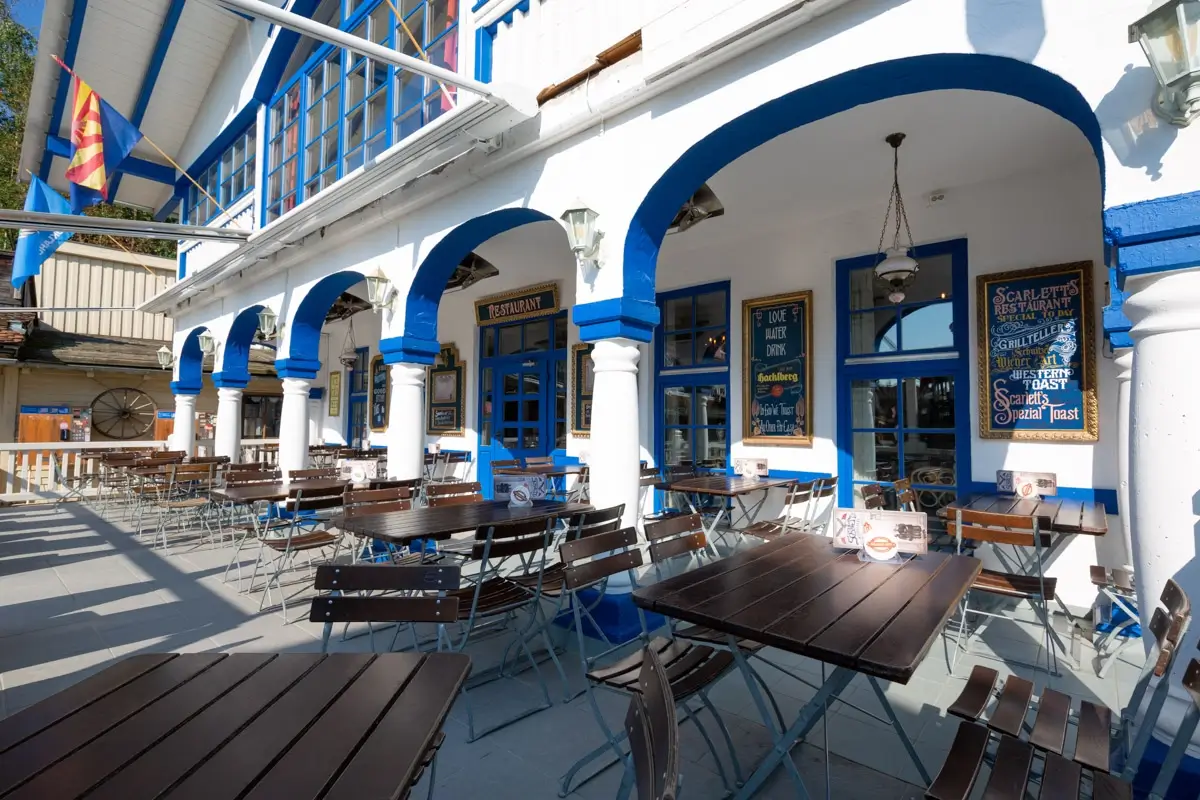 Freundliche Kellnerin serviert Essen